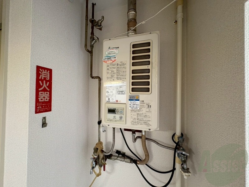 その他設備　こちらの給湯器でお湯をあたためてくれますよ