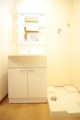 洗面設備　朝の準備に便利な洗面台