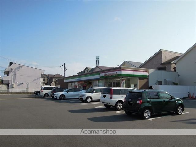 コンビニ　ファミリーマート（コンビニ）まで445m