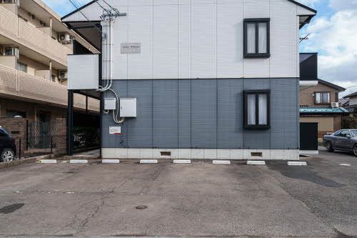 建物外観　駐車場