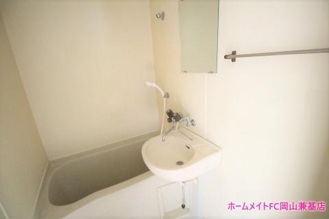 ＪＲ山陽本線 東岡山駅 徒歩20分 2階建 築37年の風呂写真