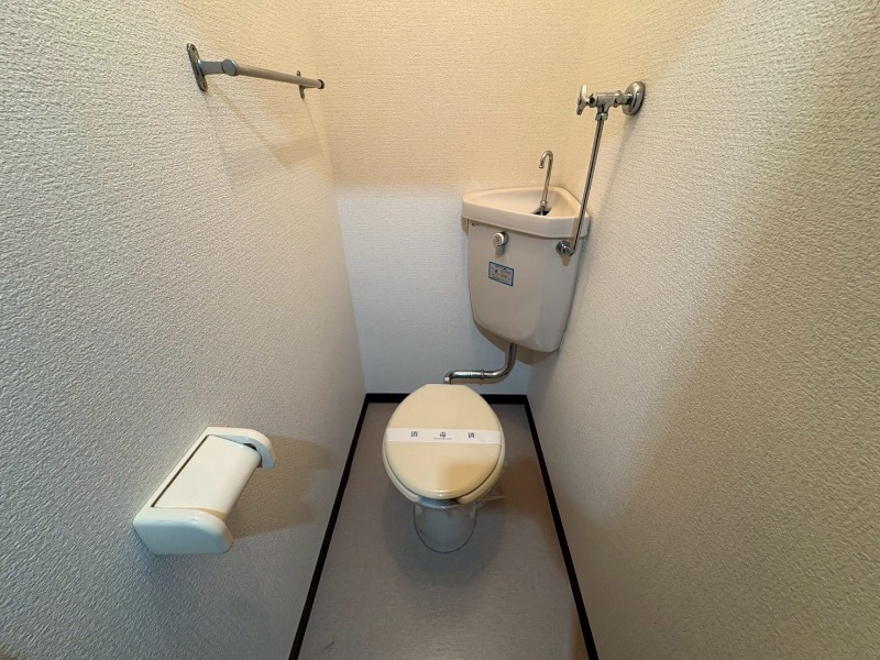 トイレ　こちらはトイレです。清潔感があり、安心して使用できます。
