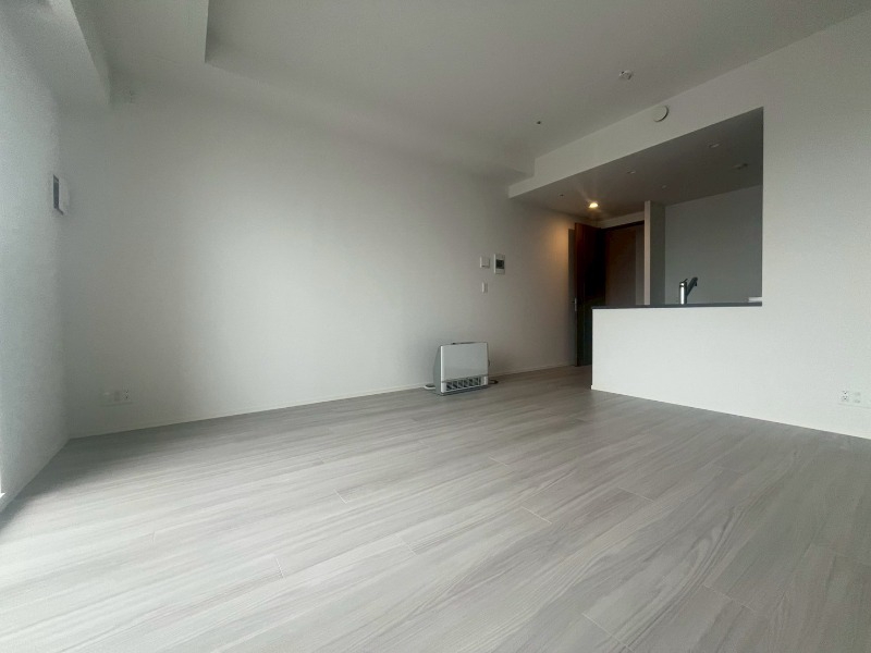 居室・リビング　日当たりが良くて心地よく過ごせそうなお部屋です。