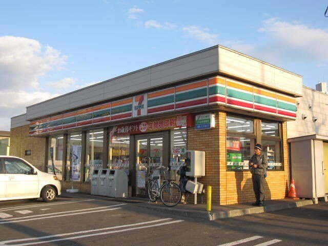 コンビニ　セブンイレブン北広島美沢店（コンビニ）まで804m