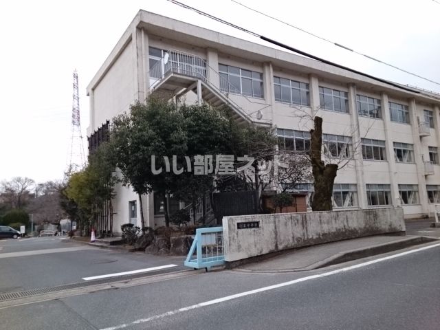 中学校　小泉中学校（中学校）まで868m