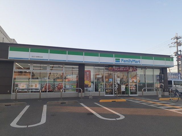 コンビニ　ファミリーマート（コンビニ）まで618m