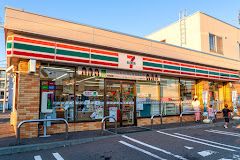 コンビニ　セブンイレブン札幌北郷3条8丁目店（コンビニ）まで305m