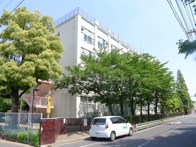 小学校　足立区立伊興小学校（小学校）まで560m