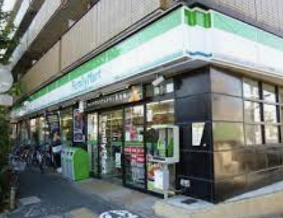 コンビニ　ファミリーマート 新代田駅前店（コンビニ）まで827m