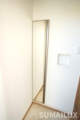 玄関　写真は同施工会社の類似物件となります。