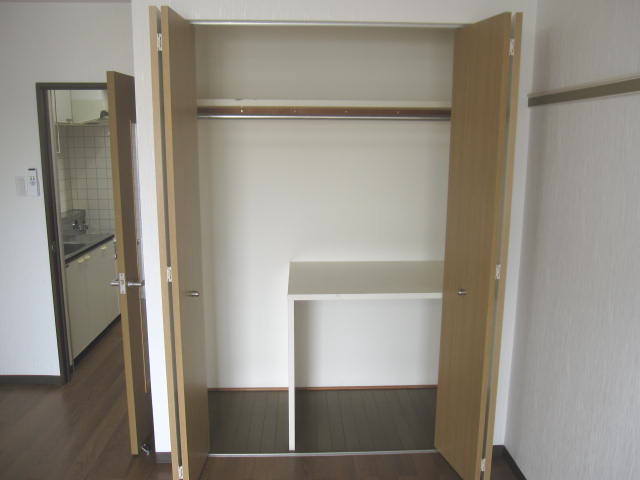 収納　棚があって使いやすいクローゼットです。