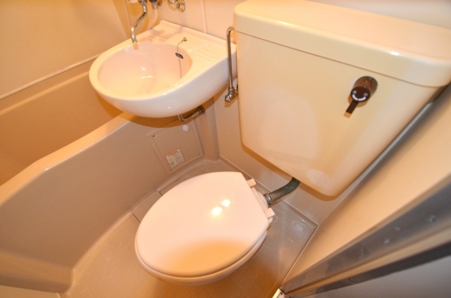 トイレ　浴室内にトイレがあります♪