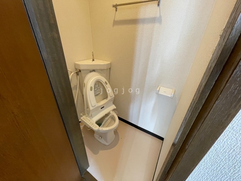 トイレ　嬉しい温水洗浄便座付きのトイレです。