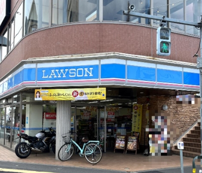 コンビニ　ローソン 足立六町駅前店（コンビニ）まで212m