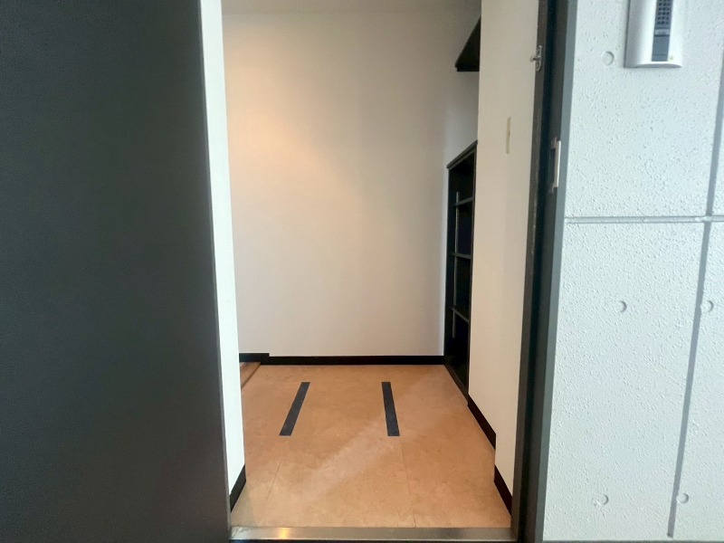 玄関　玄関です。ご覧の通り広々としていますね。