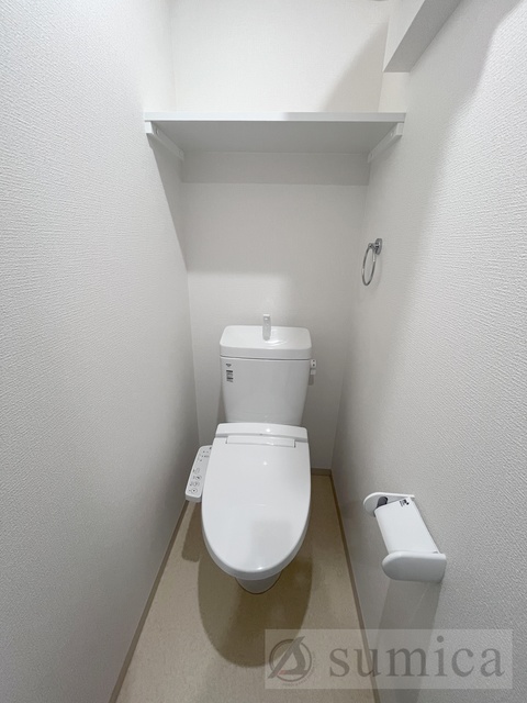 トイレ　人気アイテムの温水洗浄便座。清潔感のあるトイレです。