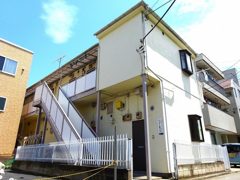 建物外観　空の青とのコントラストが美しい邸宅