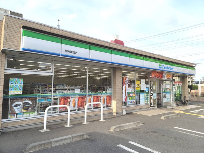 コンビニ　ファミリーマート（コンビニ）まで413m