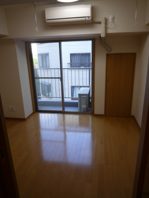 居室・リビング　※別部屋の参考写真です。