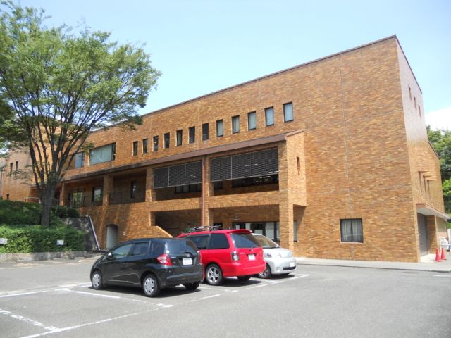 図書館　市立中央図書館（図書館）まで380m