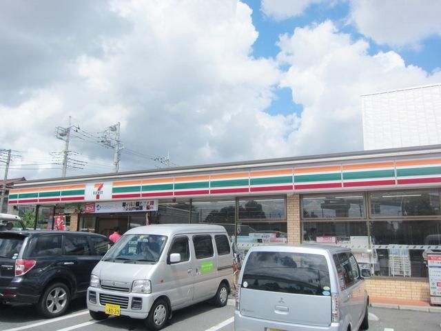 コンビニ　セブンイレブン立川泉体育館駅前店（コンビニ）まで650m