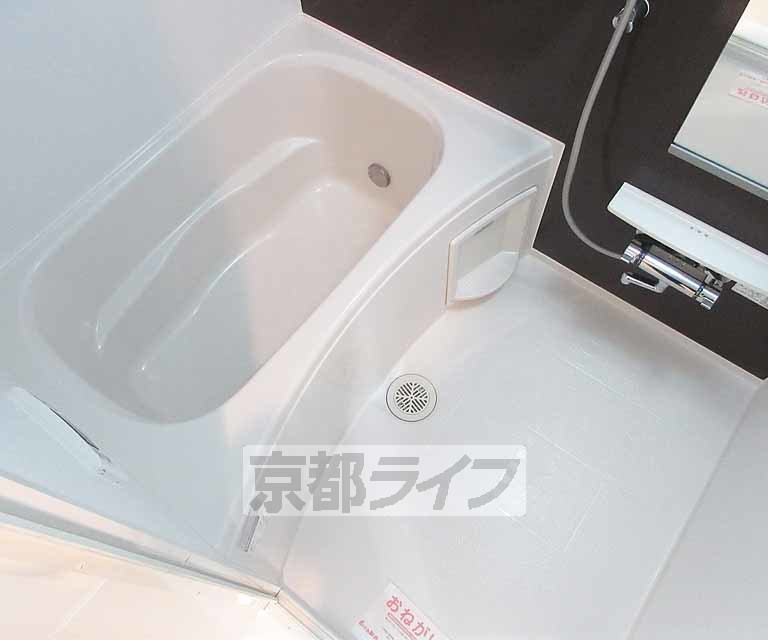 バス・シャワールーム　ぴかぴかのお風呂です