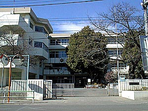 中学校　調布第六中学校（中学校）まで484m