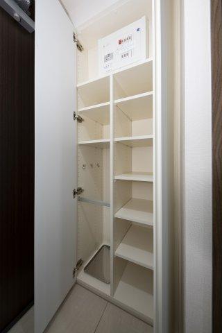 玄関　収納もある玄関です