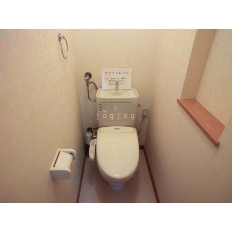 トイレ　嬉しい温水洗浄便座付きのトイレです。