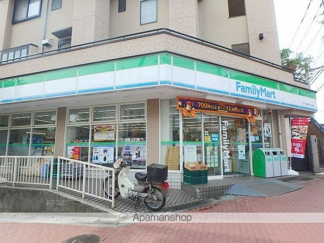 コンビニ　ファミリーマート（コンビニ）まで301m