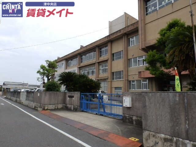 小学校　津市立育生小学校（小学校）まで574m
