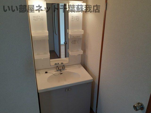 洗面設備　明るい洗面所です
