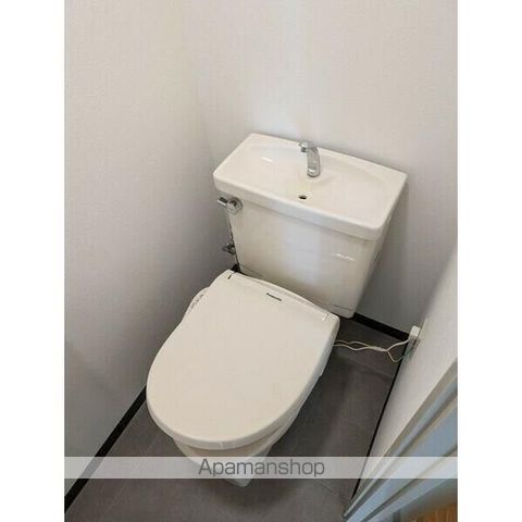 地下鉄御堂筋線 西中島南方駅 徒歩6分 11階建 築36年のトイレ写真