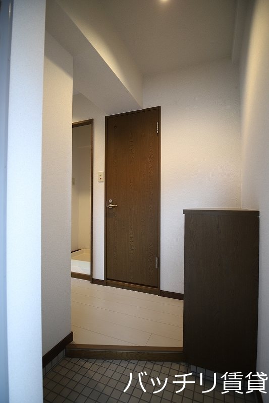 玄関　＊画像は別部屋の為イメージ、現状優先致します