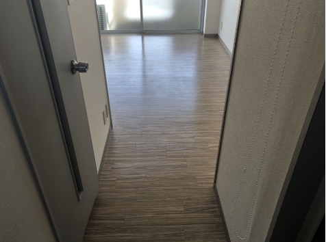玄関　※同マンション別室の参考写真です