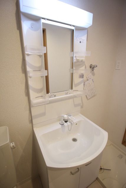 洗面設備　キレイな独立洗面台です