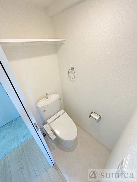 トイレ　人気アイテムの温水洗浄便座。清潔感のあるトイレです。
