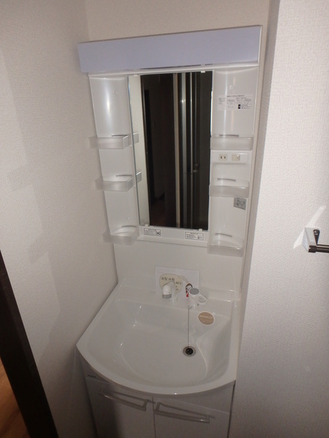 洗面設備　シャンプードレッサー式の独立洗面台。