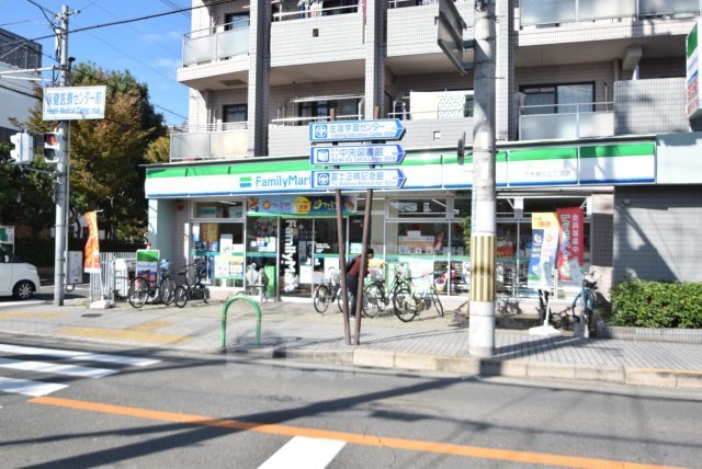 コンビニ　ファミリーマート　茨木春日三丁目（コンビニ）まで162m