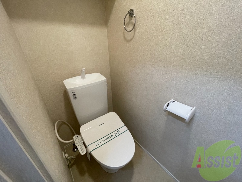 トイレ　トイレは温水洗浄便座です。シンプルな雰囲気になっています。