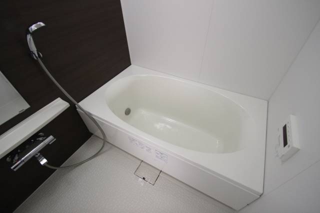 バス・シャワールーム　ツートンカラーでお洒落なお風呂です。