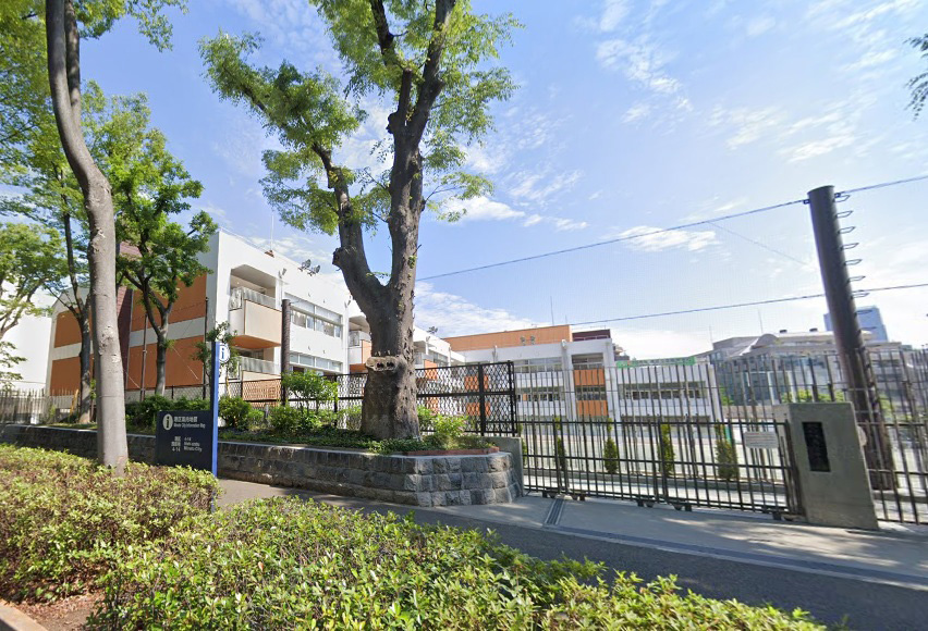 中学校　港区立高陵中学校（中学校）まで122m