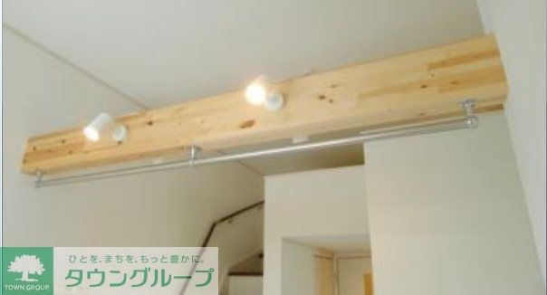 その他設備　オシャレな梁（はり）はスポット照明＆室内物干し付き機能があ…