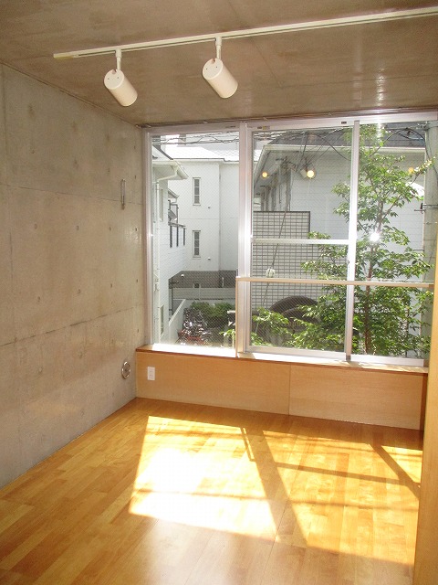 東急田園都市線 三軒茶屋駅 徒歩7分 4階建 築22年の居間写真