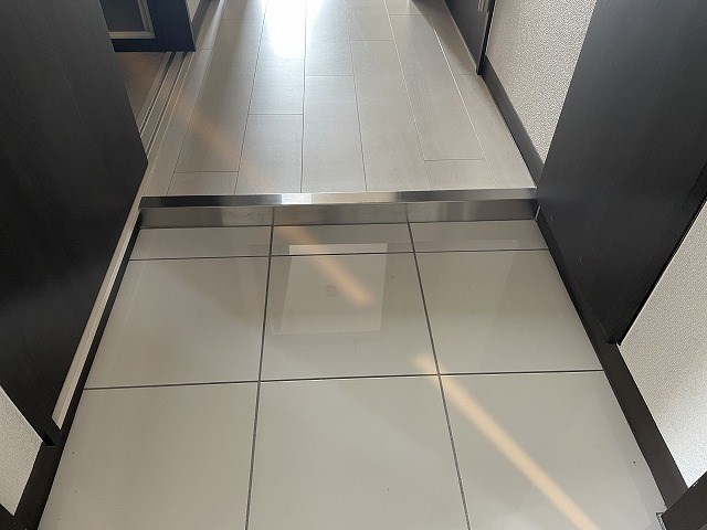 玄関　類似タイプ参考写真掲載。