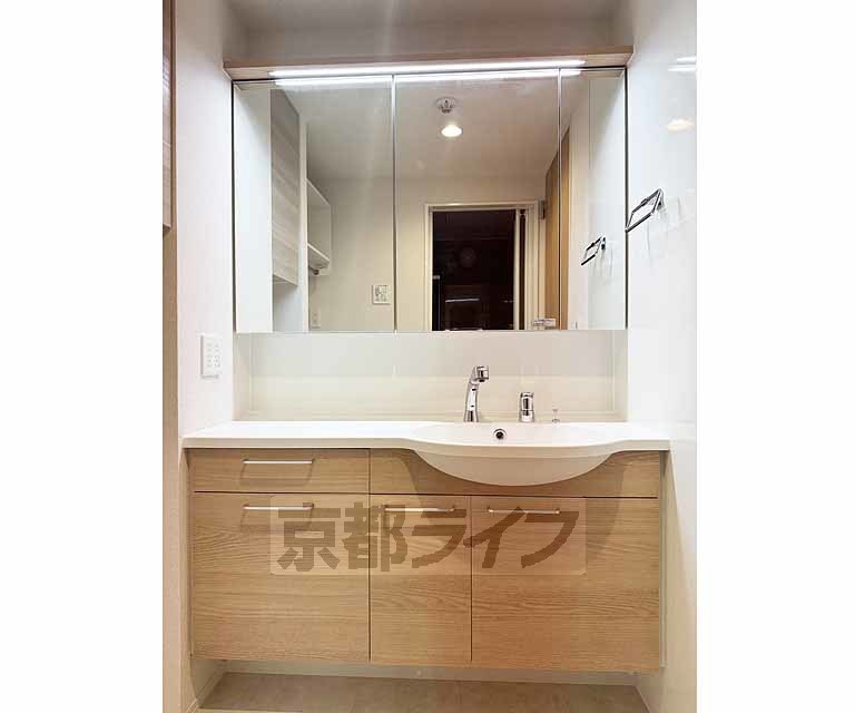 洗面設備　大きな鏡のある洗面台です！