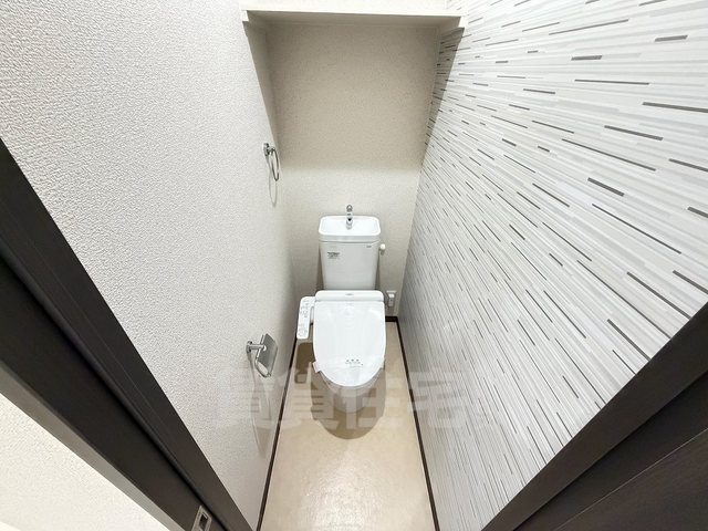 近鉄奈良線 若江岩田駅 徒歩4分 3階建 築8年のトイレ写真