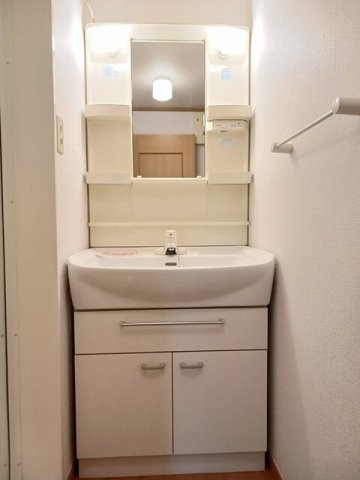 洗面設備　独立洗面化粧台が付いています