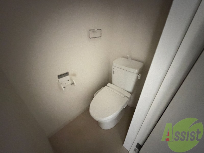 トイレ　トイレはウォシュレット機能付きです。安心して使用できますね。