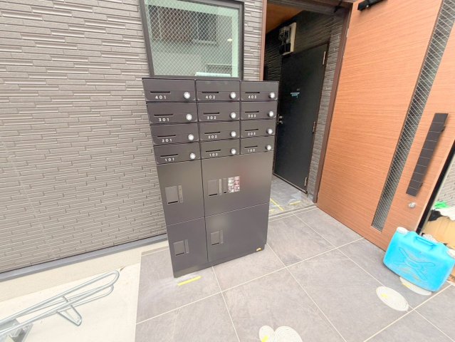 ロビー　ロビーにある各部屋毎のメールボックス。